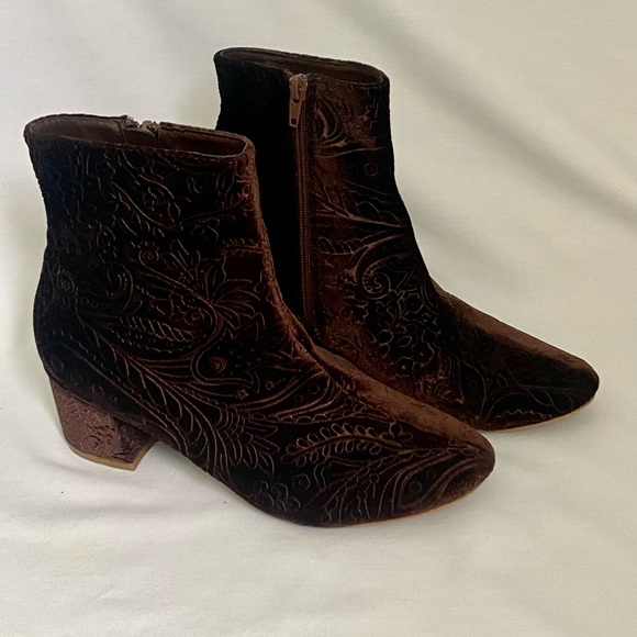 Brown velvet ankle boot Size 9 EUC Funky - Picture 1 of 14
